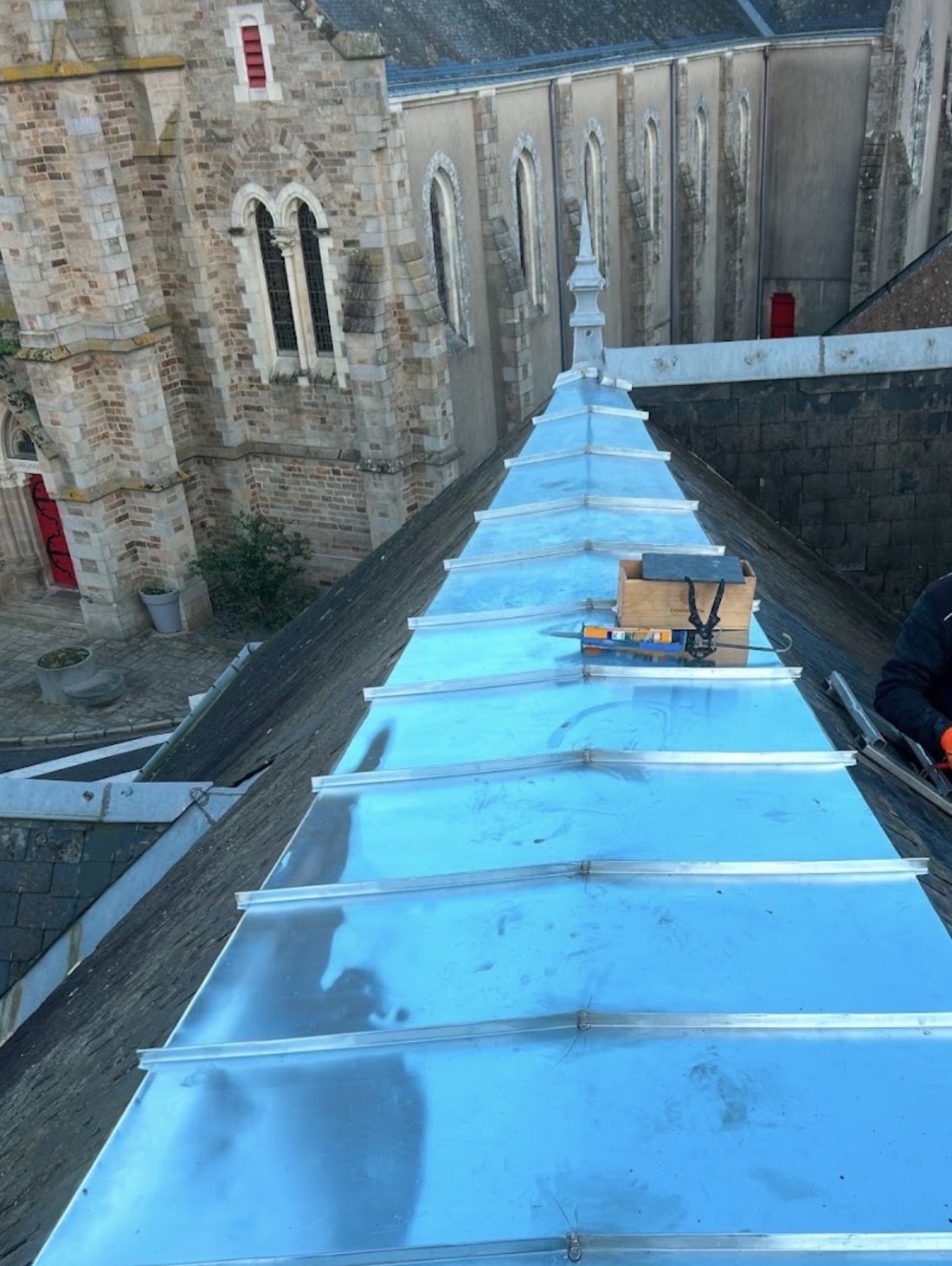 Couverture en zinc neuve posée par MBC Couverture sur une église à Nantes