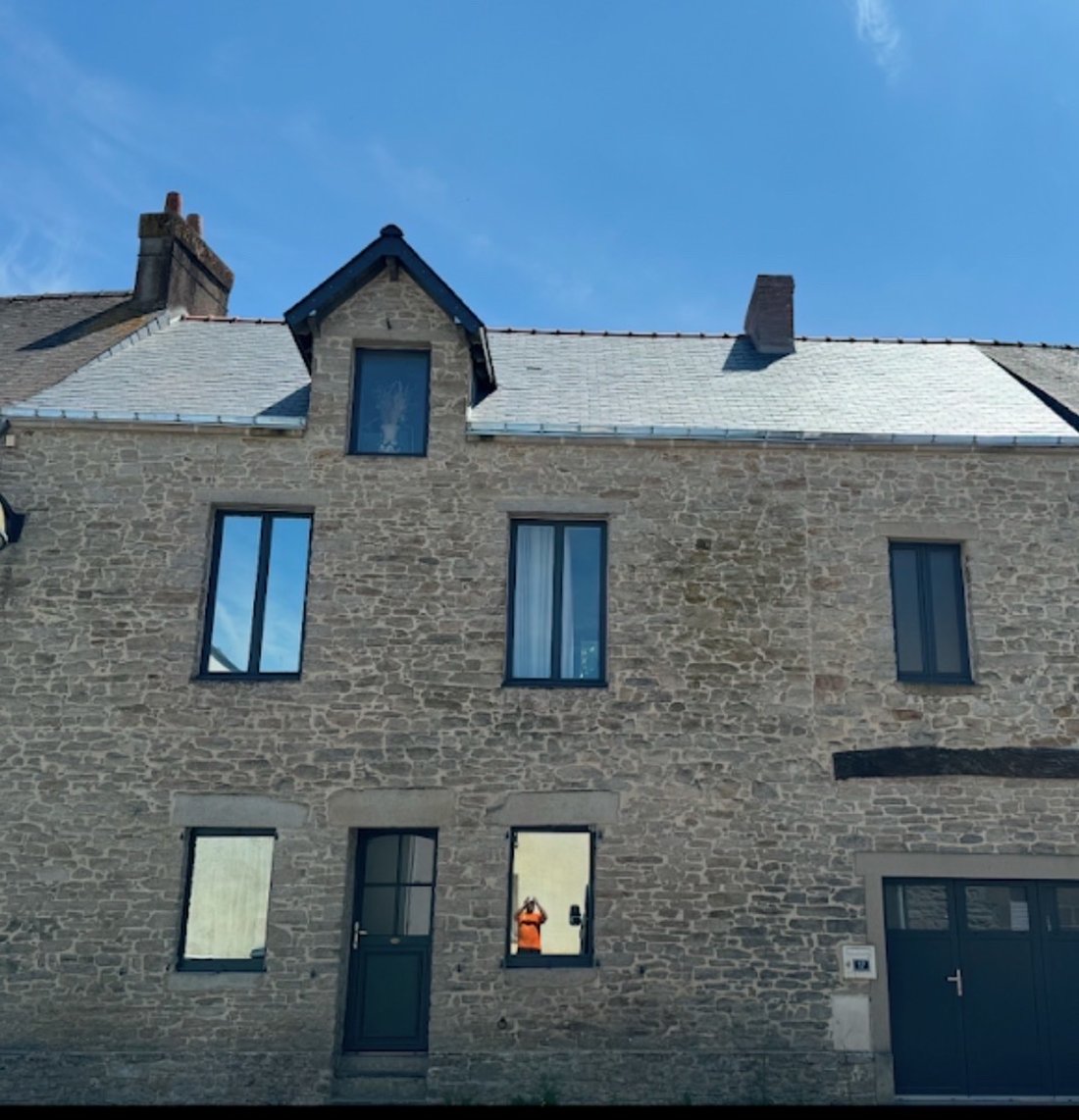Toiture en ardoise rénovée par MBC Couverture sur une maison en pierre